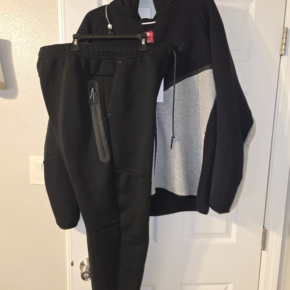 Black and Gray Nike Tech Suit Set